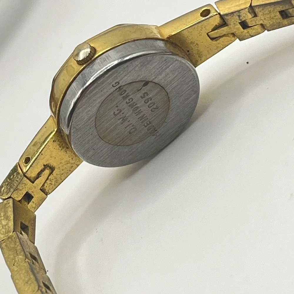 Lot of 8 Womens Fashion Watches Assorted Styles‎ Bands Faces